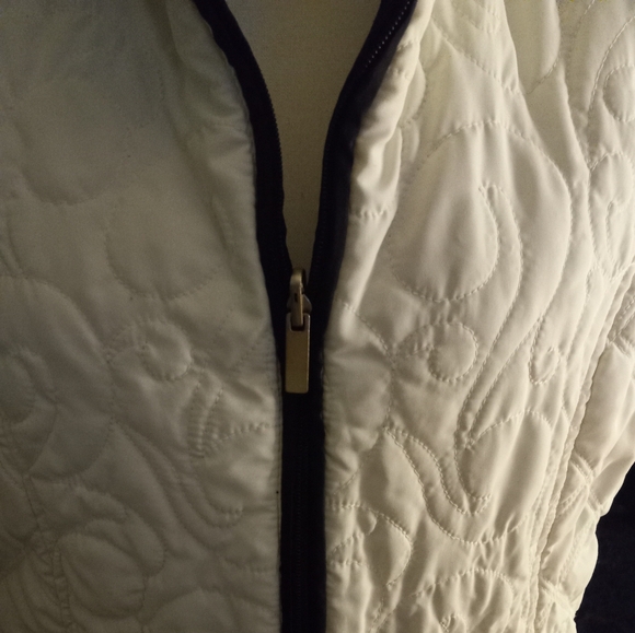 Used,not new,never worn  reversible black/cream sleevless quilted zip up vest. - Picture 4 of 4